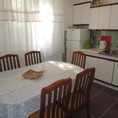 Nikolina Apartment *